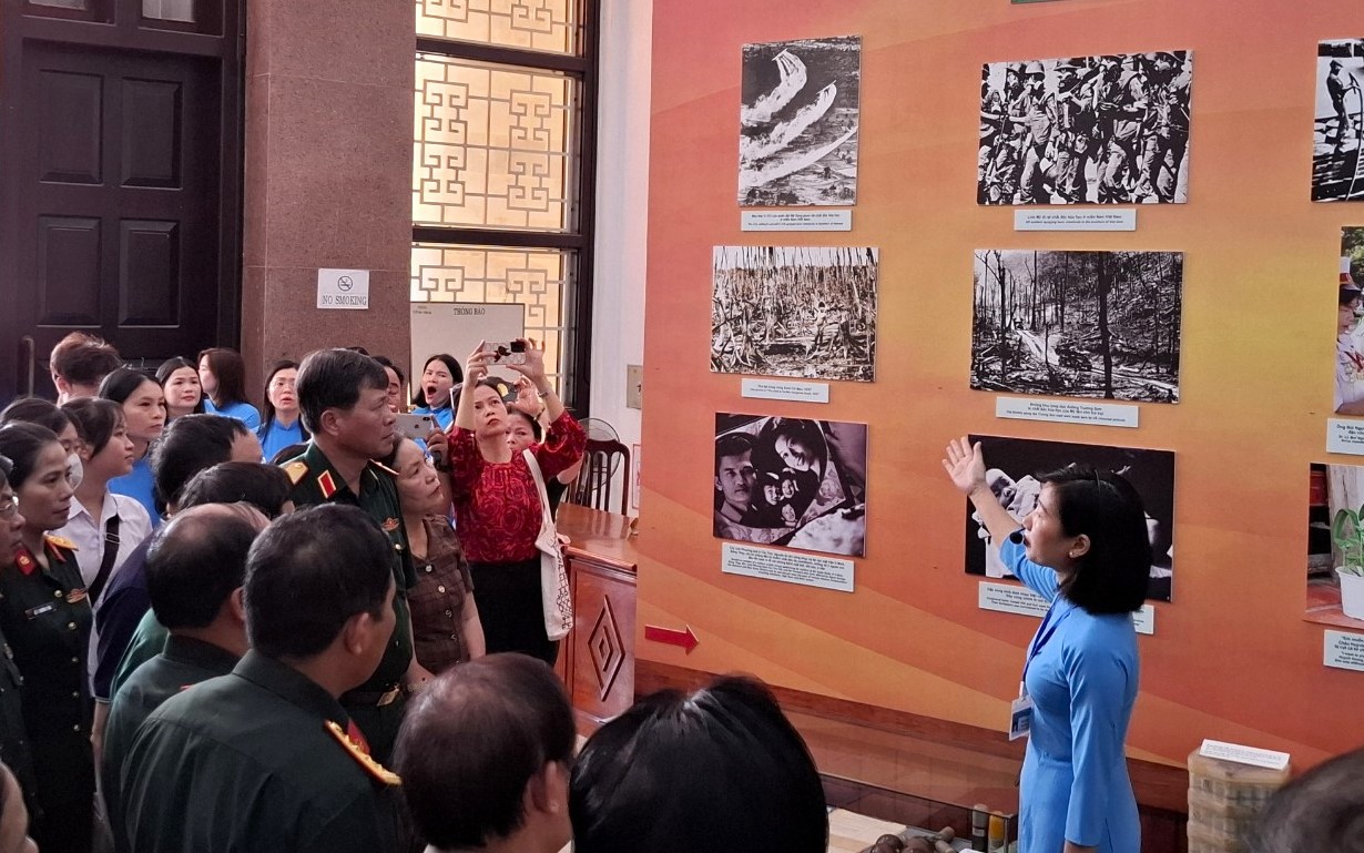 Đại biểu v&agrave; b&agrave; con nh&acirc;n d&acirc;n tham quan triển l&atilde;m - Ảnh: L.T